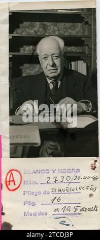 Madrid, mai 1955. Portrait de Julio Casares, dans son bureau. Crédit : Album / Archivo ABC / Manuel Sanz Bermejo Banque D'Images