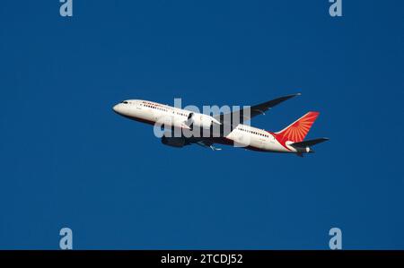 Air India Boeing 787 Dreamliner VT-ANW survolant le sud-ouest de Londres Royaume-Uni Banque D'Images