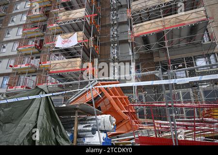 Stockholm, Suède. 12 décembre 2023. Photos prises le mardi 12 décembre où cinq personnes sont mortes lundi 11 décembre dans un accident du travail lorsqu'un ascenseur de construction est tombé à 20 mètres au sol.photo : Fredrik Sandberg/TT/Code 10080 crédit : TT News Agency/Alamy Live News Banque D'Images