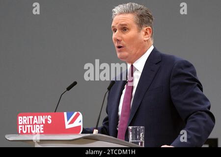 Sir Keir Starmer, leader travailliste, prononce un discours marquant le quatrième anniversaire des élections de 2019, au Silverstone Technology Park, près de Milton Keynes, dans le Buckinghamshire. Date de la photo : mardi 12 décembre 2023. Banque D'Images