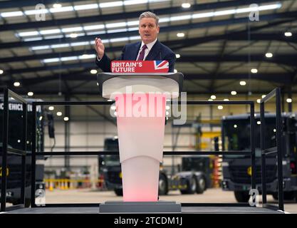 Sir Keir Starmer, leader travailliste, prononce un discours marquant le quatrième anniversaire des élections de 2019, au Silverstone Technology Park, près de Milton Keynes, dans le Buckinghamshire. Date de la photo : mardi 12 décembre 2023. Banque D'Images