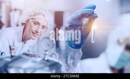 Industrie scientifique. Pharmaceutique Medical Healthcare Manufacture. Recherche de suppléments vaccinaux antibiotiques chimiques. Ouvrier scientifique en médecine Banque D'Images