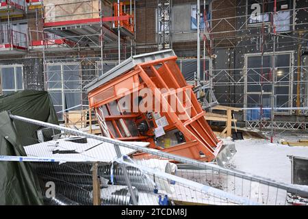 Stockholm, Suède. 12 décembre 2023. Photos prises le mardi 12 décembre où cinq personnes sont mortes lundi 11 décembre dans un accident du travail lorsqu'un ascenseur de construction est tombé à 20 mètres au sol.photo : Fredrik Sandberg/TT/Code 10080 crédit : TT News Agency/Alamy Live News Banque D'Images