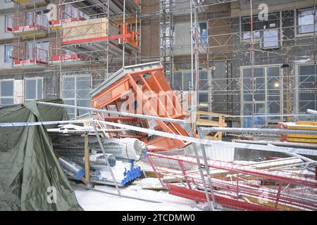 Stockholm, Suède. 12 décembre 2023. Photos prises le mardi 12 décembre où cinq personnes sont mortes lundi 11 décembre dans un accident du travail lorsqu'un ascenseur de construction est tombé à 20 mètres au sol.photo : Fredrik Sandberg/TT/Code 10080 crédit : TT News Agency/Alamy Live News Banque D'Images