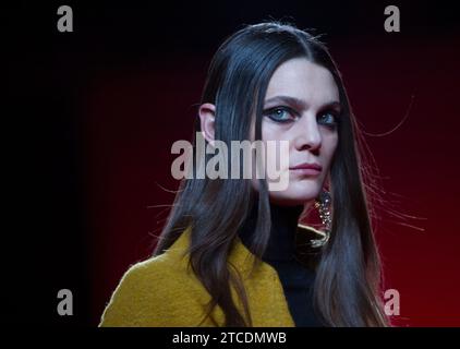 Madrid, 02/19/2016. Mbfw Mercedes Benz Fashion week. Juanjo Oliva. Photo : de Saint Bernard et Ange par Antonio Archdc. Crédit : Album / Archivo ABC / Ángel de Antonio,Eduardo San Bernardo Banque D'Images