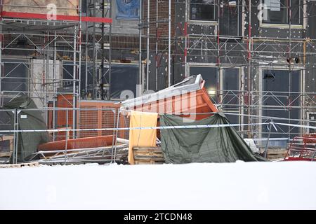 Stockholm, Suède. 12 décembre 2023. Photos prises le mardi 12 décembre où cinq personnes sont mortes lundi 11 décembre dans un accident du travail lorsqu'un ascenseur de construction est tombé à 20 mètres au sol.photo : Fredrik Sandberg/TT/Code 10080 crédit : TT News Agency/Alamy Live News Banque D'Images