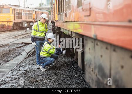Réparateur de locomotives, mécanicien de train technicien en service entretien matériel roulant de la vieille cabine de passagers de train diesel dans le transport ferroviaire i Banque D'Images