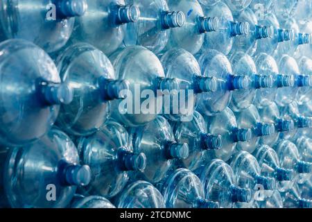 Pile de gallons d'eau. Bouteille à boire en plastique PET dans le magasin d'usine d'eau potable dans l'entrepôt de stockage d'hygiène propre. Banque D'Images