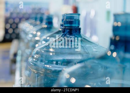 Bouteille de gallon d'eau potable en plastique PET propre dans la chaîne de production de convoyeur dans l'usine d'usine d'eau potable. Banque D'Images