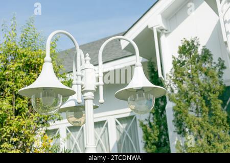 Maison éclairage extérieur lampes résistant aux intempéries décoration de jardin arrière style vintage art blanc propre. Banque D'Images