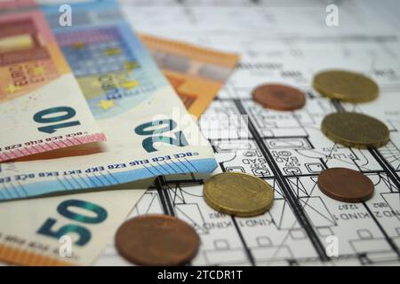 dessin de construction et argent, image symbole pour les coûts de construction Banque D'Images
