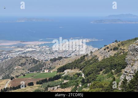 Vue télescopique de la ville de Trapani et de trois îles de Levanzo, Favignana et Marettimo dans la mer Méditerranée vu du mont Erice Banque D'Images