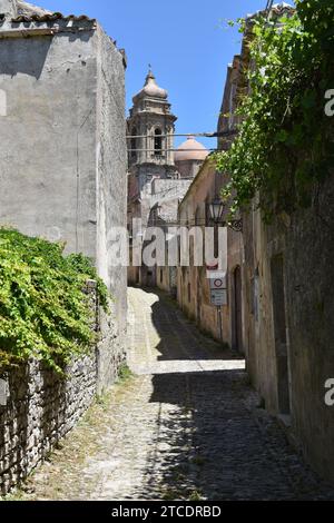 Belle rue pavée emblématique dans le petit village d'Erice Banque D'Images