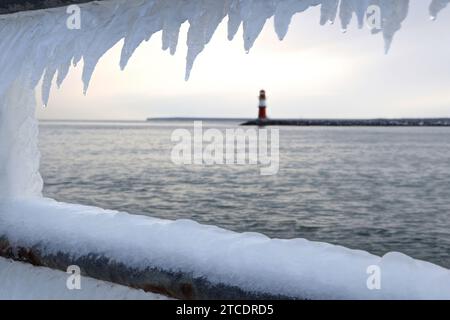 Glace sur la jetée ouest, lumière de la jetée est en arrière-plan, Allemagne, Mecklembourg-Poméranie occidentale, Rostock, Warnemuende Banque D'Images