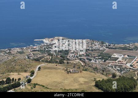 Vue lointaine de la ville sicilienne Tonnara di Bonagia vue depuis le mont Erice Banque D'Images