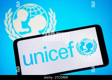 Ukraine. 11 décembre 2023. Sur cette photo, le logo de l'UNICEF (Fonds international des Nations Unies pour l'enfance) est visible sur un écran de smartphone. Crédit : SOPA Images Limited/Alamy Live News Banque D'Images