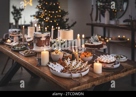 Assortiment Noël fait maison au four sucré. Ensemble de divers gâteaux de pâtisserie de Noël traditionnels, pain d'épices, biscuits Banque D'Images