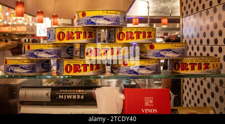 Cette photo montre une étagère en bois remplie d'une variété d'aliments sur le dessus d'une table Banque D'Images