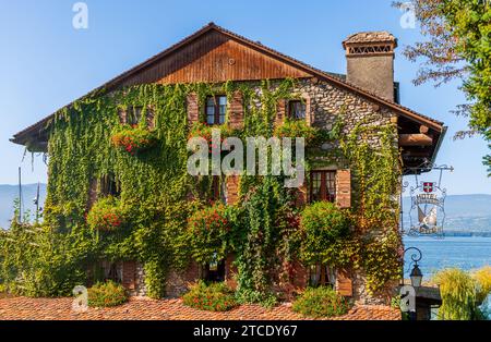 Façade fleurie d'un hôtel, dans le village d'Yvoire sur les rives du lac Léman, en haute Savoie, France Banque D'Images