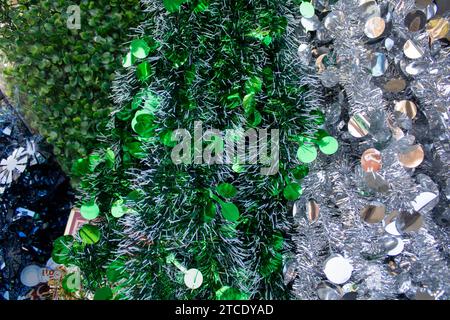 Une photo festive de deux sapins de Noël décorés avec de l'argent coloré et des guirlandes, parfait pour la saison des fêtes Banque D'Images