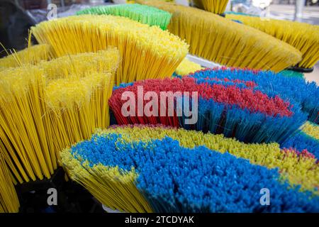 Un affichage vibrant de pinceaux aux teintes assorties disposés sur une table dans un décor urbain Banque D'Images