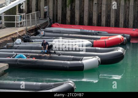 Les canots tentaient de traverser le Chanel anglais par des migrants au port de Douvres, réquisitionné par la Border Force, Douvres, Kent, Royaume-Uni Banque D'Images