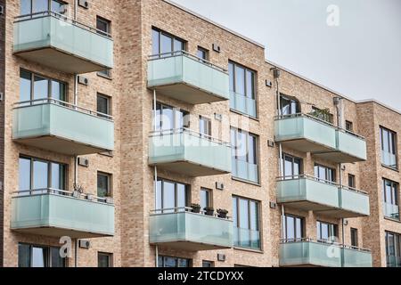 Hambourg, Allemagne. 12 décembre 2023. Vue d'un immeuble résidentiel à Eidelstedt. Le ministère du développement urbain et du logement présente le nouvel indice des loyers qualifiés 2023. Crédit : Georg Wendt/dpa/Alamy Live News Banque D'Images