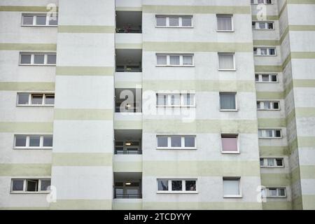 Hambourg, Allemagne. 12 décembre 2023. Vue d'un immeuble résidentiel à Eidelstedt. Le ministère du développement urbain et du logement présente le nouvel indice des loyers qualifiés 2023. Crédit : Georg Wendt/dpa/Alamy Live News Banque D'Images