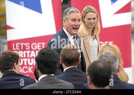 Le leader travailliste Sir Keir Starmer après avoir prononcé un discours marquant le quatrième anniversaire des élections de 2019, au Silverstone Technology Park, près de Milton Keynes, Buckinghamshire. Date de la photo : mardi 12 décembre 2023. Banque D'Images