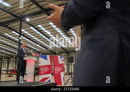 Sir Keir Starmer, leader travailliste, prononce un discours marquant le quatrième anniversaire des élections de 2019, au Silverstone Technology Park, près de Milton Keynes, dans le Buckinghamshire. Date de la photo : mardi 12 décembre 2023. Banque D'Images