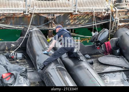 Les canots tentaient de traverser le Chanel anglais par des migrants au port de Douvres, réquisitionné par la Border Force, Douvres, Kent, Royaume-Uni Banque D'Images