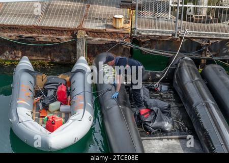 Les canots tentaient de traverser le Chanel anglais par des migrants au port de Douvres, réquisitionné par la Border Force, Douvres, Kent, Royaume-Uni Banque D'Images