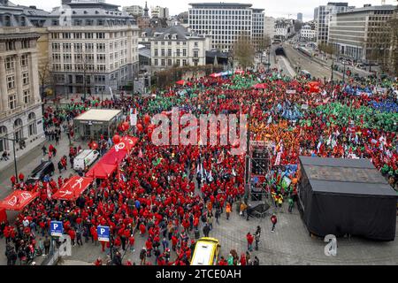 Bruxelles, Belgique. 12 décembre 2023. L'illustration montre une manifestation contre les plans de l'Union européenne de réintroduire l'austérité, à Bruxelles, le mardi 12 décembre 2023. Les dirigeants syndicaux de Belgique, de France, d’Italie, d’Autriche et au niveau européen exposeront les problèmes et les alternatives liés aux plans de réintroduction de l’austérité par la réforme des règles de gouvernance économique de l’UE. BELGA PHOTO HATIM KAGHAT crédit : Belga News Agency/Alamy Live News Banque D'Images