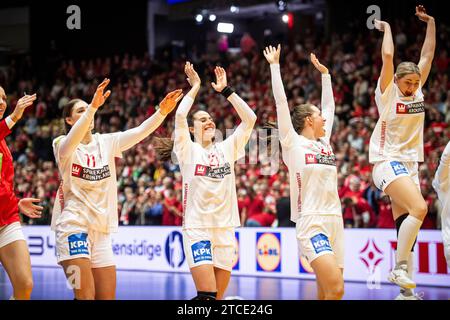 Herning, Danemark. 11 décembre 2023. Les joueurs danois célèbrent la victoire après le match du Championnat du monde de handball IHF 2023 entre l'Allemagne et le Danemark à Jyske Bank Boxen à Herning. (Crédit photo : Gonzales photo/Alamy Live News Banque D'Images