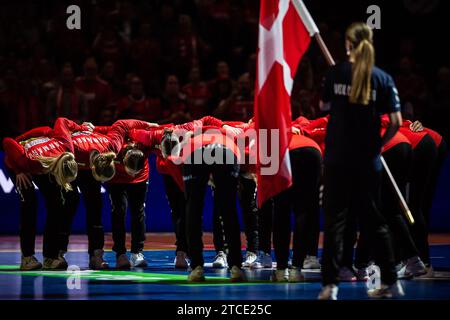Herning, Danemark. 11 décembre 2023. Les joueurs du Danemark s'unissent dans un caucus lors du match du Championnat du monde de handball IHF 2023 entre l'Allemagne et le Danemark à Jyske Bank Boxen à Herning. (Crédit photo : Gonzales photo/Alamy Live News Banque D'Images