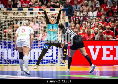 Herning, Danemark. 11 décembre 2023. Althea Reinhardt (16 ans) du Danemark vu lors du match du Championnat du monde de handball IHF 2023 entre l'Allemagne et le Danemark au Jyske Bank Boxen à Herning. (Crédit photo : Gonzales photo - Morten Kjær). Banque D'Images