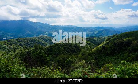 Les montagnes sont couvertes d'une couche de nuages. Beau lever de soleil sur la chaîne de montagnes à l'ouest de la Thaïlande. Banque D'Images