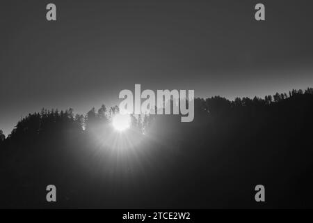 Soleil du soir avant de disparaître derrière les montagnes, image en noir et blanc, communauté Brandberg, Vallée Zillergrund, Alpes Zillertal, Tyrol, Autriche Banque D'Images