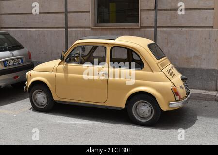 Vieille voiture jaune vintage garée dans la rue à Marsala, Sicile Banque D'Images