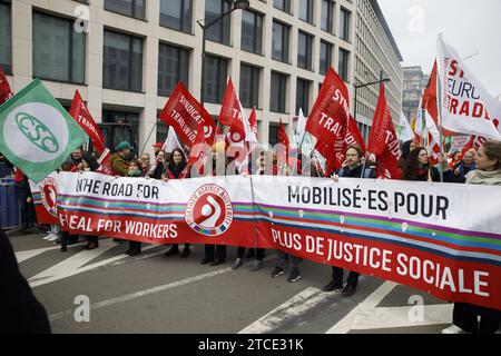 Bruxelles, Belgique. 12 décembre 2023. L'illustration montre une manifestation contre les plans de l'Union européenne de réintroduire l'austérité, à Bruxelles, le mardi 12 décembre 2023. Les dirigeants syndicaux de Belgique, de France, d’Italie, d’Autriche et au niveau européen exposeront les problèmes et les alternatives liés aux plans de réintroduction de l’austérité par la réforme des règles de gouvernance économique de l’UE. BELGA PHOTO HATIM KAGHAT crédit : Belga News Agency/Alamy Live News Banque D'Images