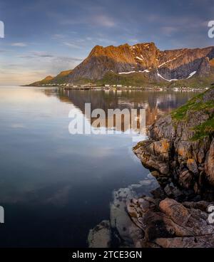 Vue du soleil de minuit sur Reine et Reinebringen depuis le rorbuer sur Sakrisøy Banque D'Images