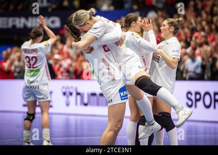 Herning, Danemark. 11 décembre 2023. Les joueurs danois célèbrent la victoire après le match du Championnat du monde de handball IHF 2023 entre l'Allemagne et le Danemark à Jyske Bank Boxen à Herning. (Crédit photo : Gonzales photo/Alamy Live News Banque D'Images