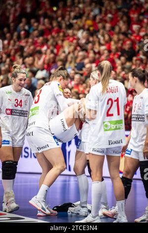 Herning, Danemark. 11 décembre 2023. Les joueurs danois célèbrent la victoire après le match du Championnat du monde de handball IHF 2023 entre l'Allemagne et le Danemark à Jyske Bank Boxen à Herning. (Crédit photo : Gonzales photo/Alamy Live News Banque D'Images