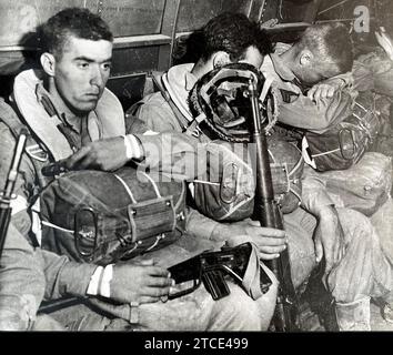 Parachutistes de la 82e division aéroportée AMÉRICAINE en route pour l'invasion de la Sicile (opération Husky) 9 juillet 1943. Banque D'Images