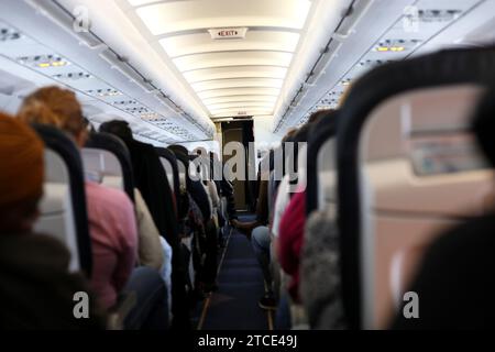 Vue générale des passagers assis sur leur vol de Bruxelles à Londres sur un avion Brussels Air. Banque D'Images