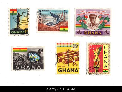 Un montage de timbres-poste vintage du Ghana isolé sur fond blanc. Banque D'Images