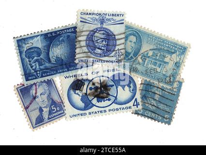 Montage de timbres-poste vintage bleus des USA isolés sur fond blanc. Banque D'Images