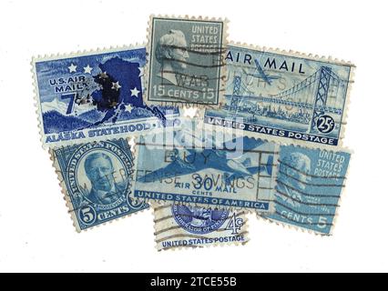 Montage de timbres-poste vintage bleus des USA isolés sur fond blanc. Banque D'Images