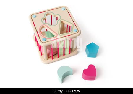 Jouet de puzzle en bois coloré pour enfant avec des blocs de différentes formes isolés sur fond blanc Banque D'Images