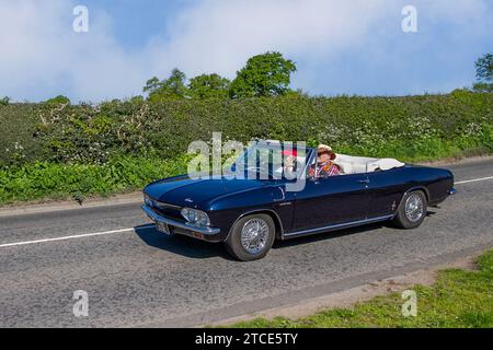 Années 1965 60 années soixante Noir Chevrolet Corvair Chevy 2700cc essence cabriolet américain ; Vintage, moteurs classiques restaurés, collectionneurs automobiles passionnés d'automobile, voitures anciennes voyageant dans le Cheshire, Royaume-Uni Banque D'Images